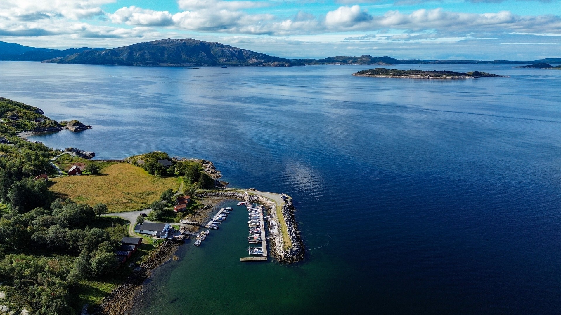 Zatoka Fagervika z lotu ptaka – przystań, zabudowania i szeroki fiord z wyspami