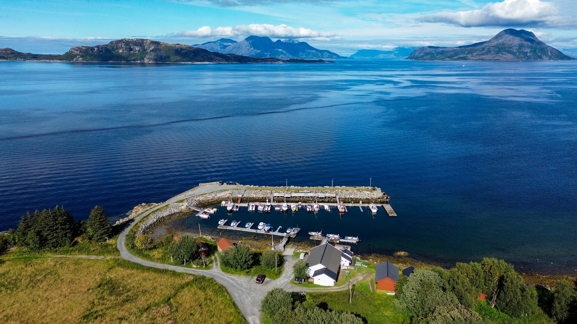Fagervika z drona – zabudowania ośrodka, przystań z łodziami i fiord z górami w tle